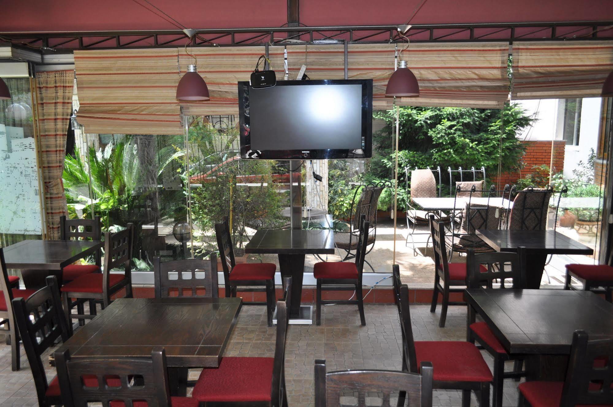 Broadway Hotel Tirana Buitenkant foto